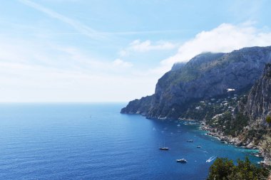 Kayalar ve deniz gökyüzü altında