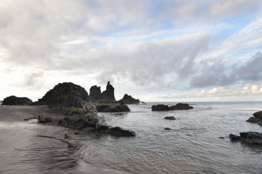 kayalar ve taşlı sahil yukarıda gökyüzü