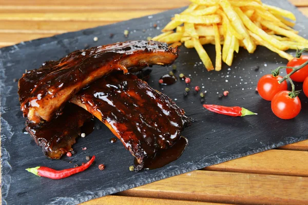 Patatas y costillas de cerdo — Foto de Stock