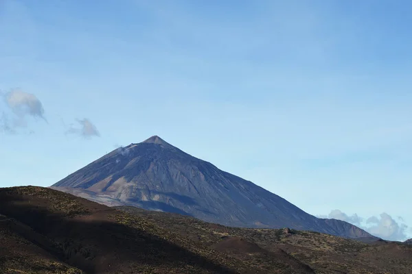 Ciel au-dessus du sommet du volcan . — Photo