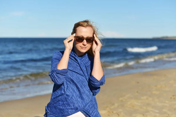 Jonge vrouw op strand — Stockfoto