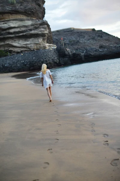 Vrouw loopt langs kust — Stockfoto