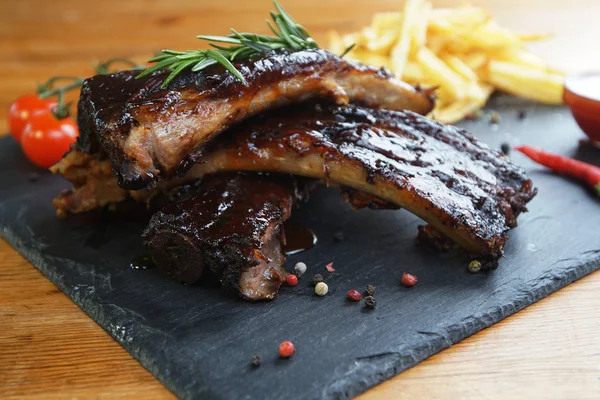 Patatas y costillas de cerdo — Foto de Stock