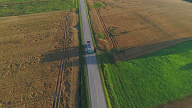Yaz alanında yolda hareket kamyonun havadan görünümü