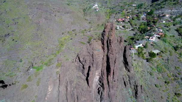 Drone flygning över höga berg — Stockvideo