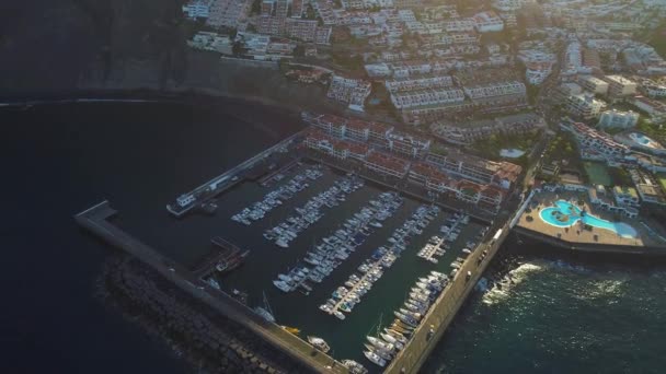 Flug über die gigantische Stadt auf Teneriffa — Stockvideo