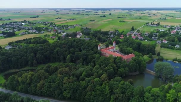Flyg över gamla slottet i gröna skogen — Stockvideo