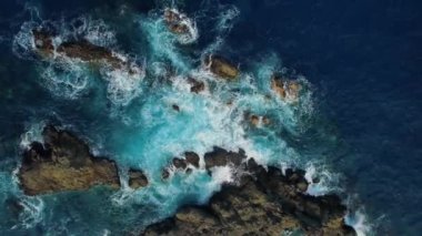 Yukarıdan aşağı dalgalar ve clifs görünümünü