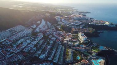 Tenerife şehir Los Gigantes üzerinde uçuş