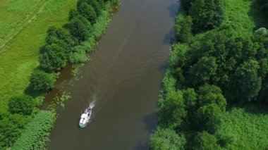 Nehirde çayırlar üzerinde uçuş