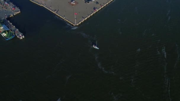 Vista aerea della barca sulla riva del mare — Video Stock