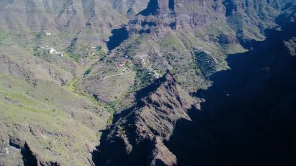 Voo de drone sobre altas montanhas — Vídeo de Stock