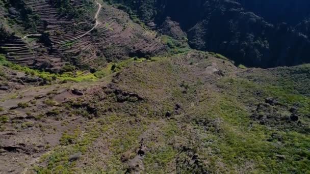 Vuelo de drones sobre altas montañas — Vídeos de Stock