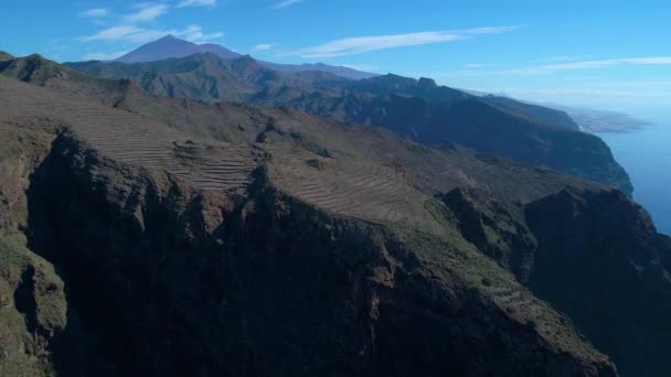 Vuelo de drones sobre altas montañas — Vídeo de stock