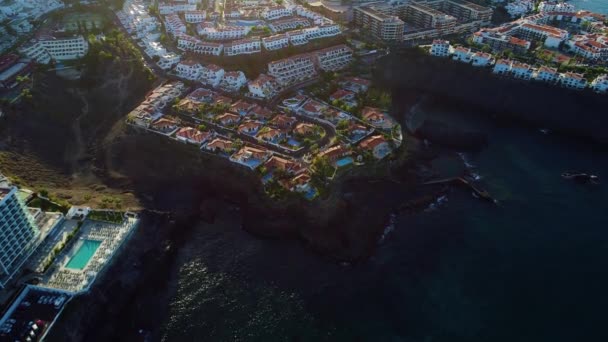 Vlucht over Los Gigantes stad in Tenerife — Stockvideo