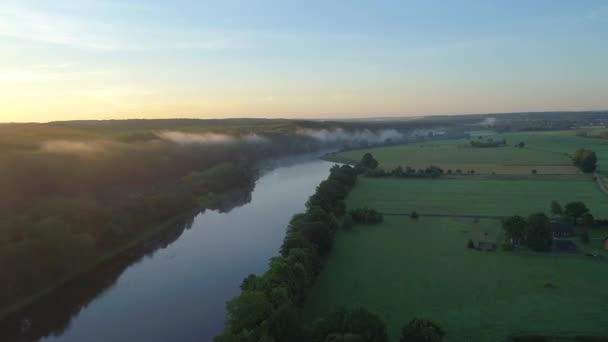 paysage aérien de la rivière dans les prairies verdoyantes 