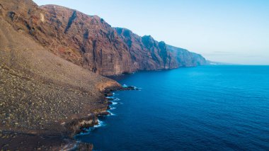 kayalar ve taşlı sahil yukarıda gökyüzü. Deniz manzara