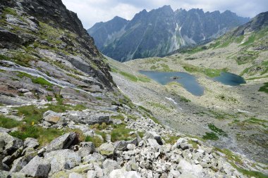 yamaçları ve tepeler, dağlar ve mavi gökyüzü manzara