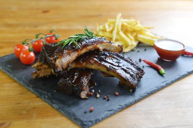 kızarmış patates ve Domuz kaburga aplate üzerinde