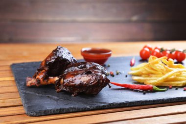 kızarmış patates ve domuz kemik plaka üzerinde