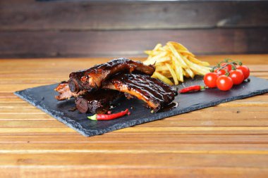 kızarmış patates ve Domuz kaburga plaka