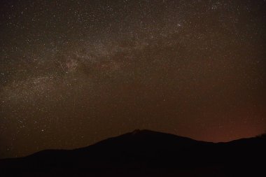 akşam manzara. gökyüzü ve bulutlar deniz üzerinde