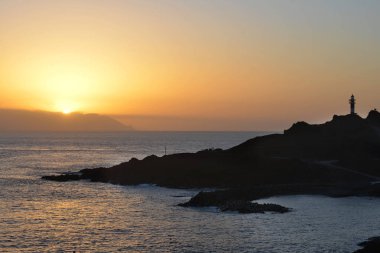 akşam manzara. gökyüzü ve bulutlar deniz üzerinde