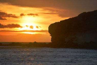 akşam manzara. gökyüzü ve bulutlar deniz üzerinde