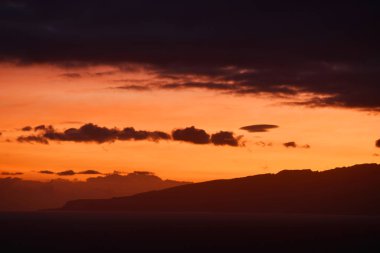 akşam manzara. gökyüzü ve bulutlar deniz üzerinde