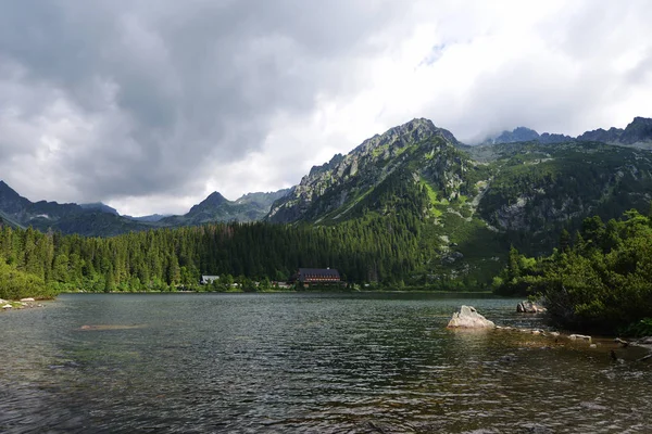 Mělké Říční Toky Přes Kameny Horská Krajina — Stock fotografie