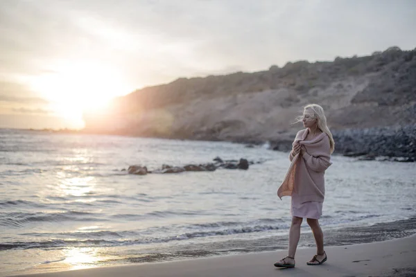 Kvällen Landskap Vacker Kvinna Promenader Längs Havsstranden — Stockfoto