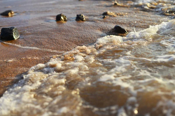 Playa Mar Las Piedras Sobre Arena Son Lavadas Por Las — Foto de Stock