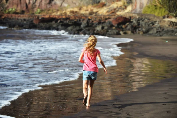 Schattig Meisje Speelt Aan Zandstrand — Stockfoto