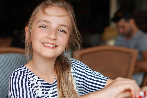 Dívka Sedí Kavárně Čekání Pro Přátele — Stock fotografie