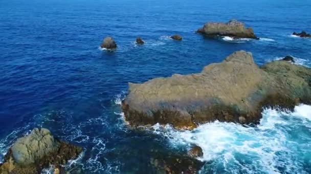 Vuelo sobre la orilla del mar en Tenerife — Vídeo de stock