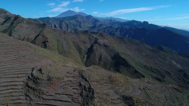 높은 산을 통해 무인 항공기 비행 — 비디오