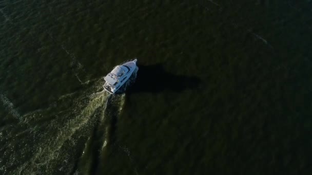 A légi felvétel a csónakot a tenger partján — Stock videók