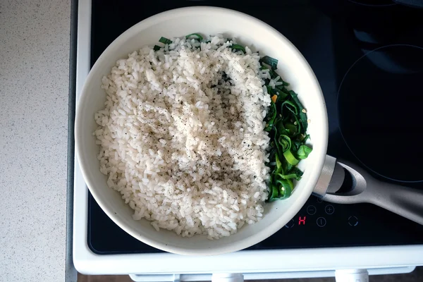 Arroz frito con especias y primer plano de puerro — Foto de Stock