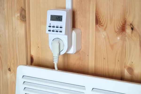 Elektriska konvektor värmare som drivs med timer power plug — Stockfoto