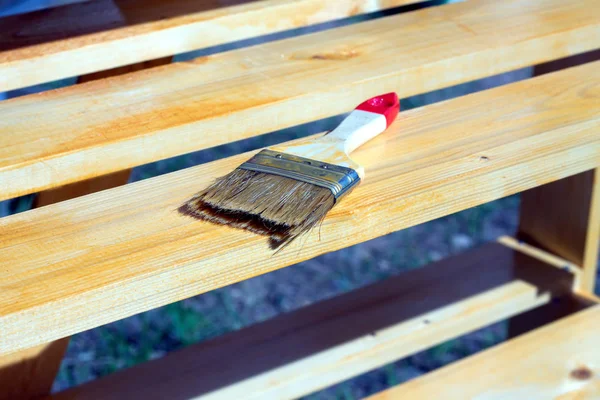 Brosse couchée sur une surface de rayonnage en bois peint — Photo