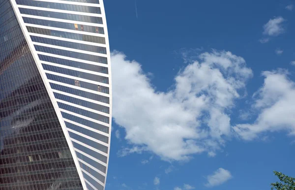 青い空の雲の上の高い近代的なオフィスビル — ストック写真