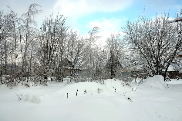 Russische landhuizen in sterke koude winter — Stockfoto