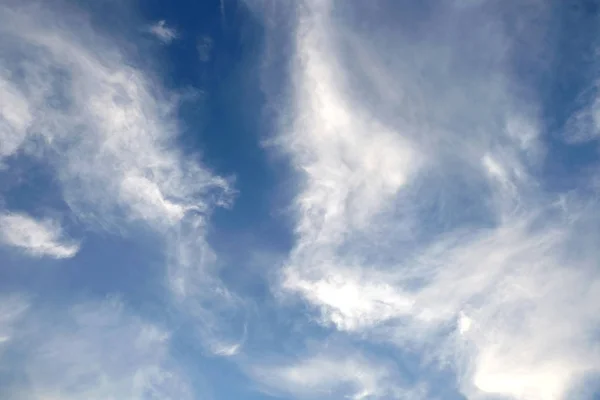 Bela paisagem com céus e nuvens brancas — Fotografia de Stock