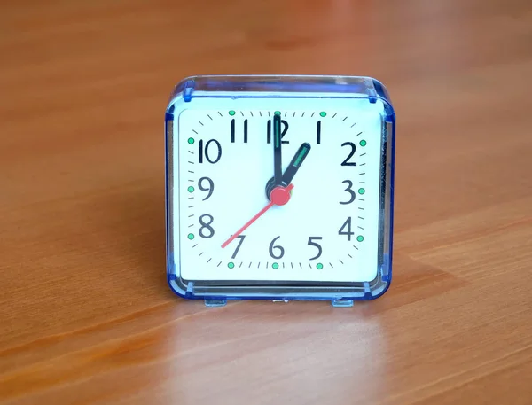 Reloj de mesa sobre fondo de madera — Foto de Stock