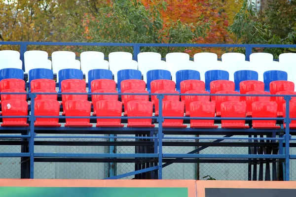 Tribün stadion, a sok színes ülések — Stock Fotó