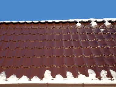 Kahverengi metal kiremit closeup çatıdan evi