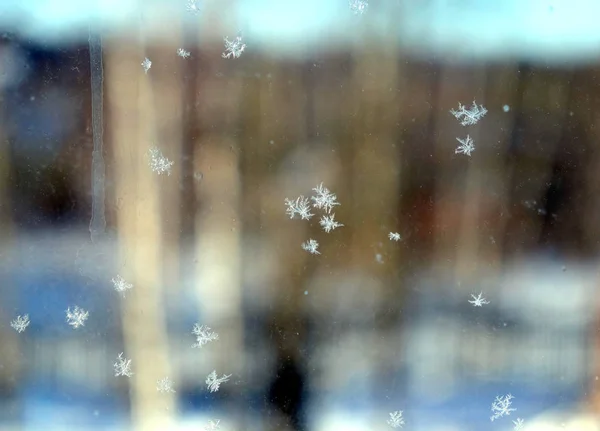 Όμορφες μικρές νιφάδες χιονιού στο παγωμένο παράθυρο γυαλιού — Φωτογραφία Αρχείου