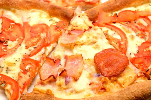 Аппетитные куски пиццы в качестве фонового крупного плана — стоковое фото