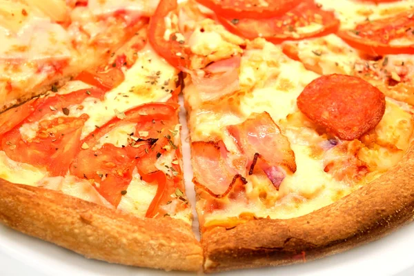 Аппетитные куски пиццы в качестве фонового крупного плана — стоковое фото