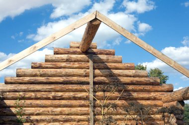 Açık mavi gökyüzü üzerinde yeni inşa edilmiş bina